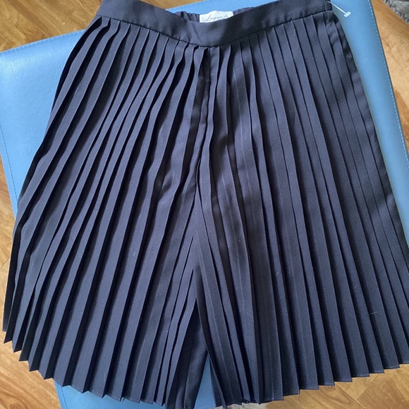 Beautiful French Pinafore Culottes Jumper convertible to shorts ✨FIRM✨

NWOT - Picture 10 of 10